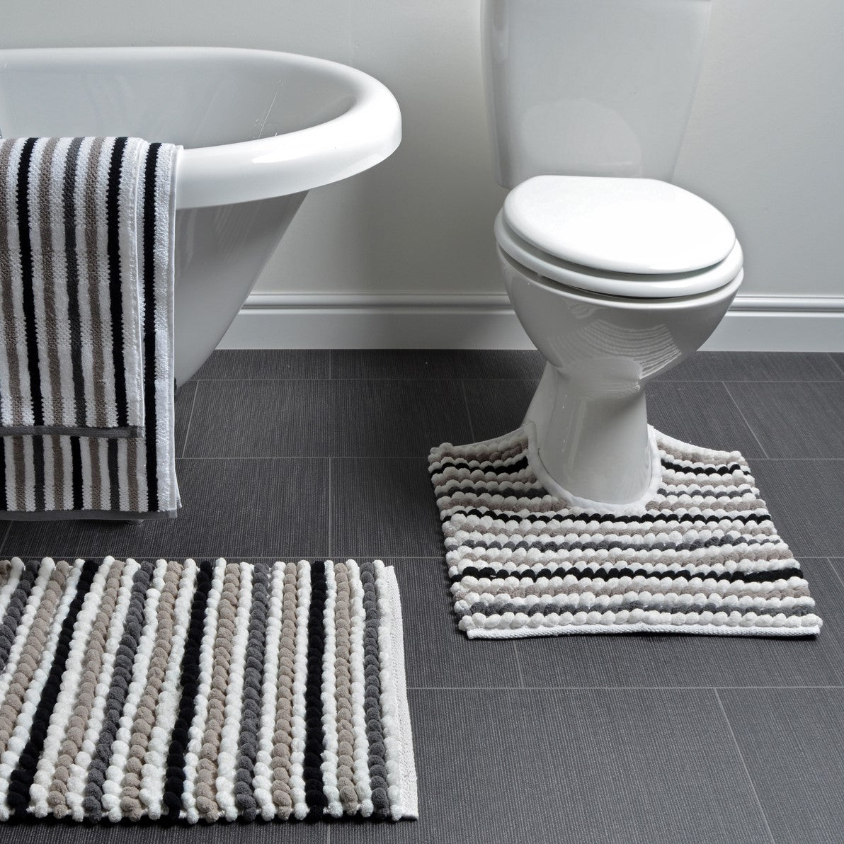 Monochrome grey bath mat set, bobble design.