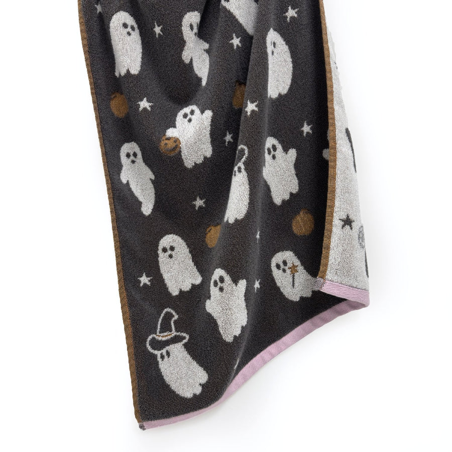 Fun Halloween decor for the bathroom. Cute ghosts and pumpkin towels in grey and white.
