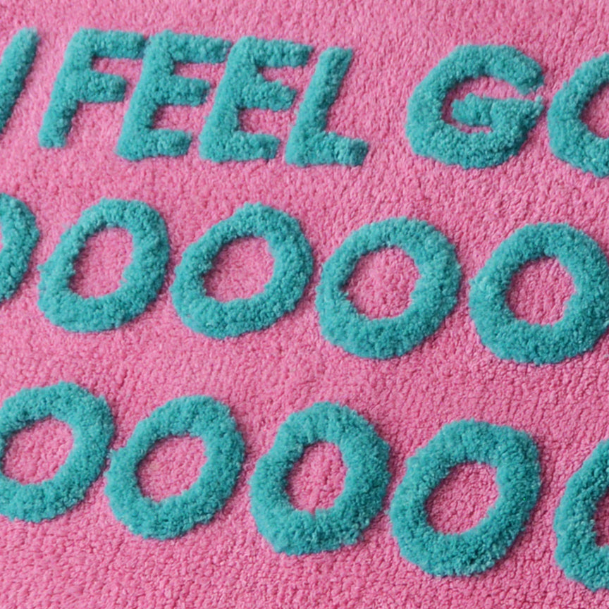 I feel good slogan bath mat, pink