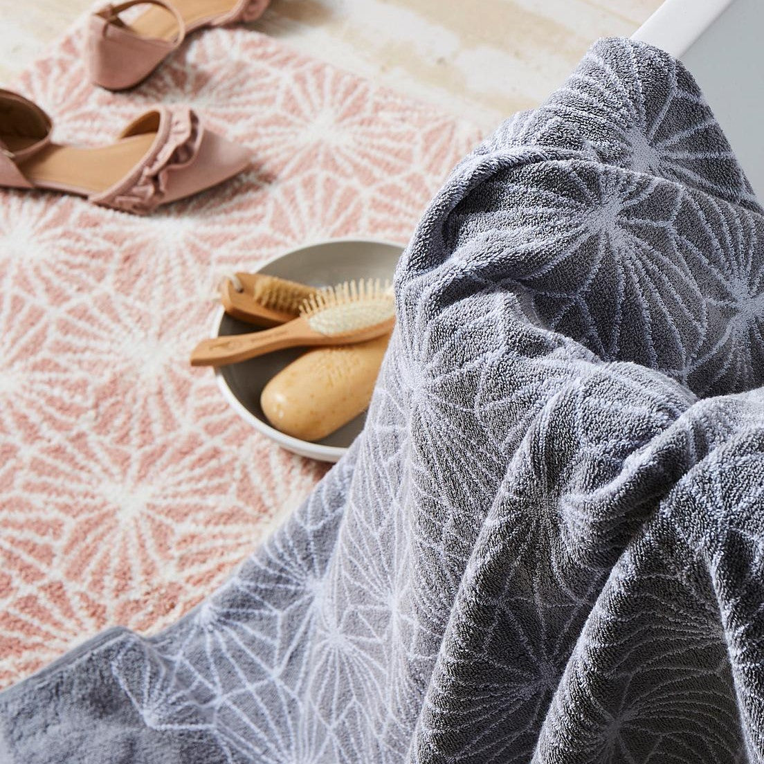 Patterned bath towels to match bath mat.