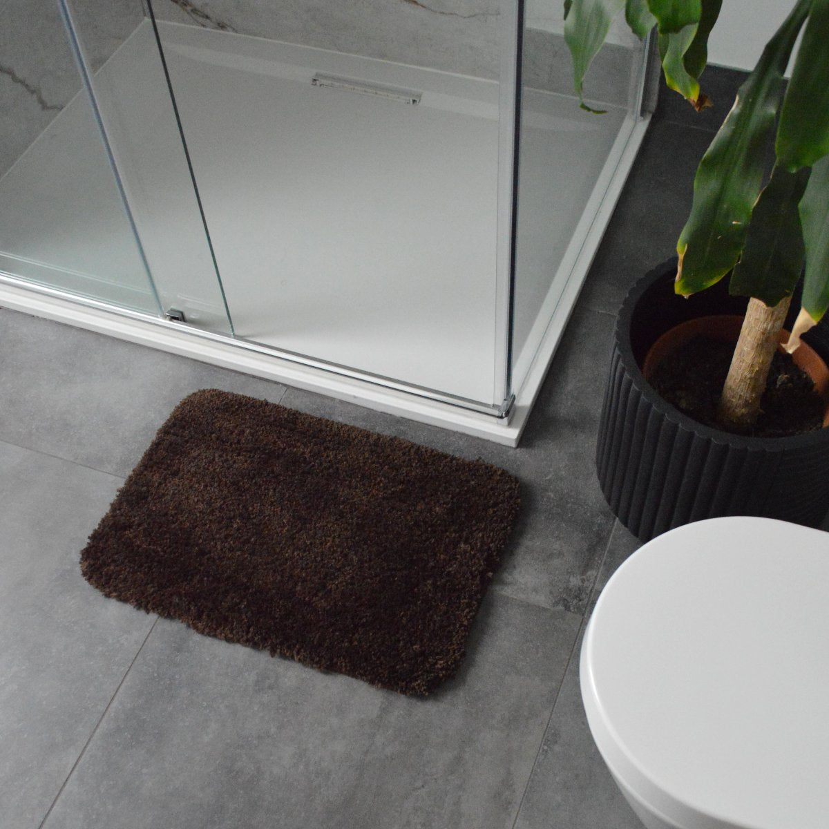 Dark brown bath mat with shaggy pile. Non slip microfibre bath mats.