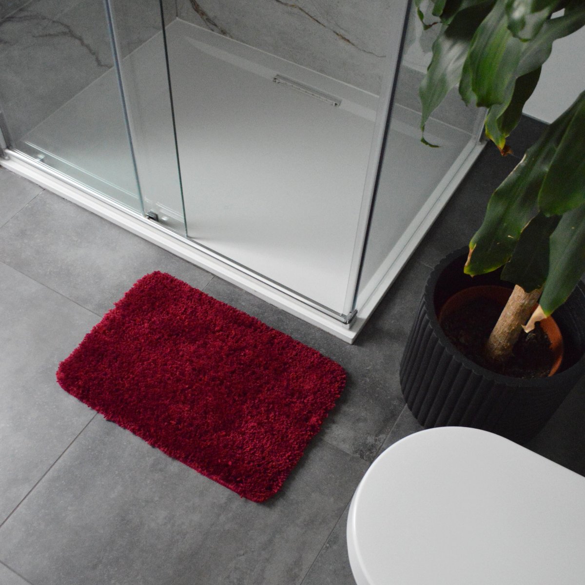 Burgundy bath mat in small size. Microfibre non slip mats for the bathroom.