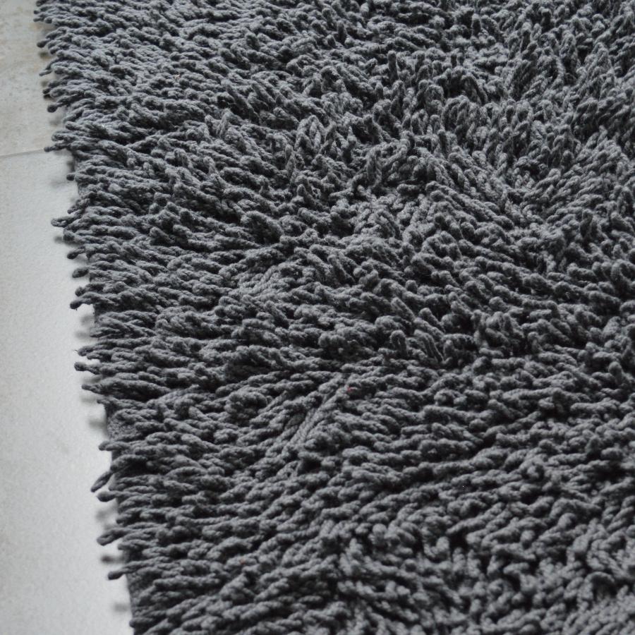 Grey shaggy cotton bath mat.