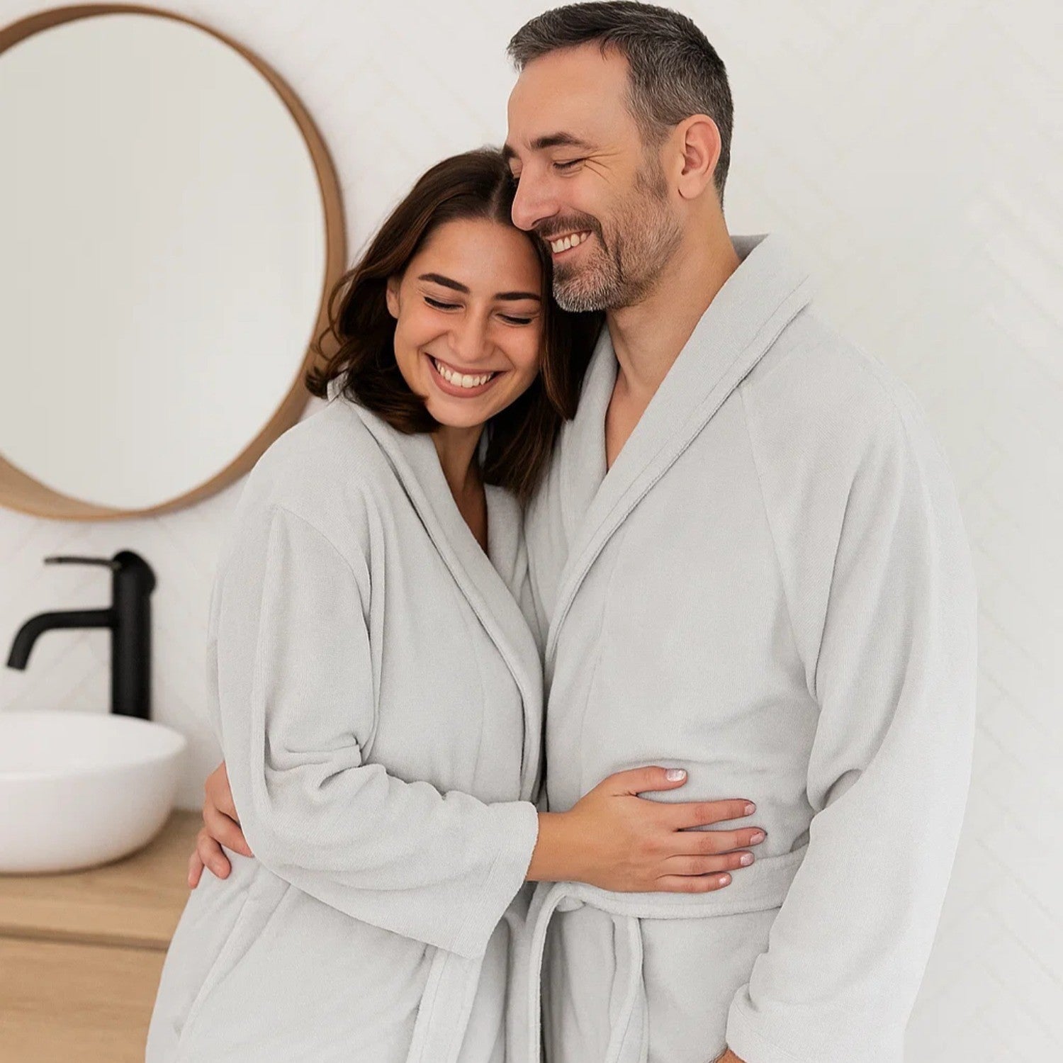 Grey dressing gown in a unisex fit. The perfect bath robe for every day use.