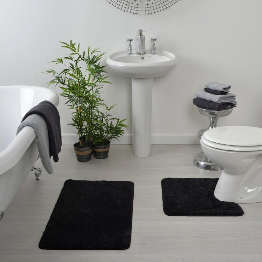 Black microfibre pedestal mat.