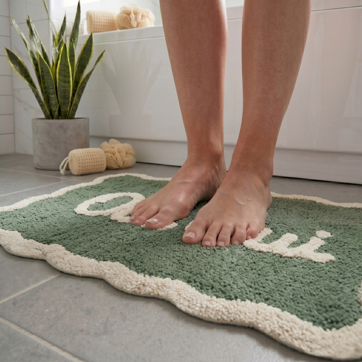 Oui Oui Slogan Scalloped Bath Mat