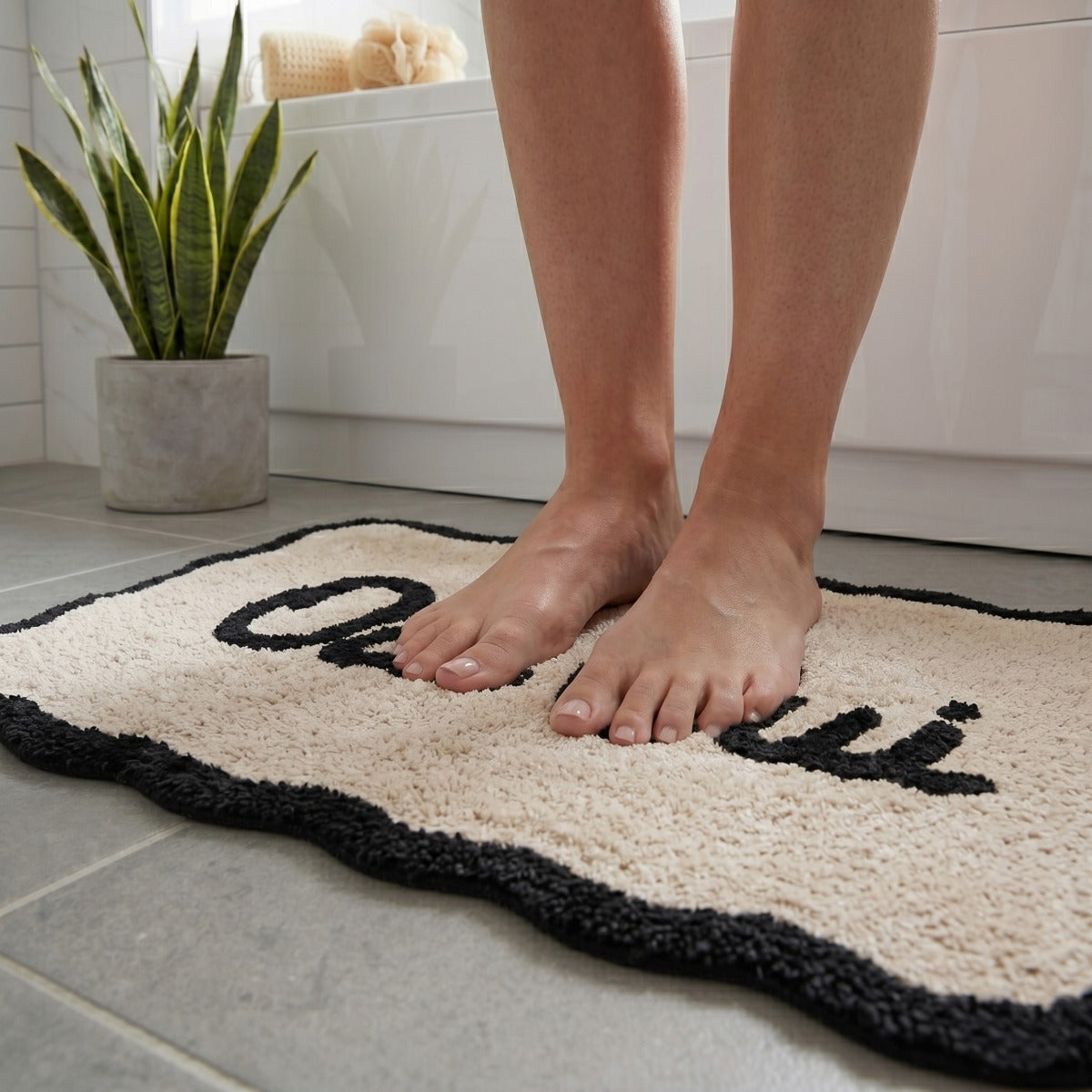 Oui Oui Slogan Scalloped Bath Mat