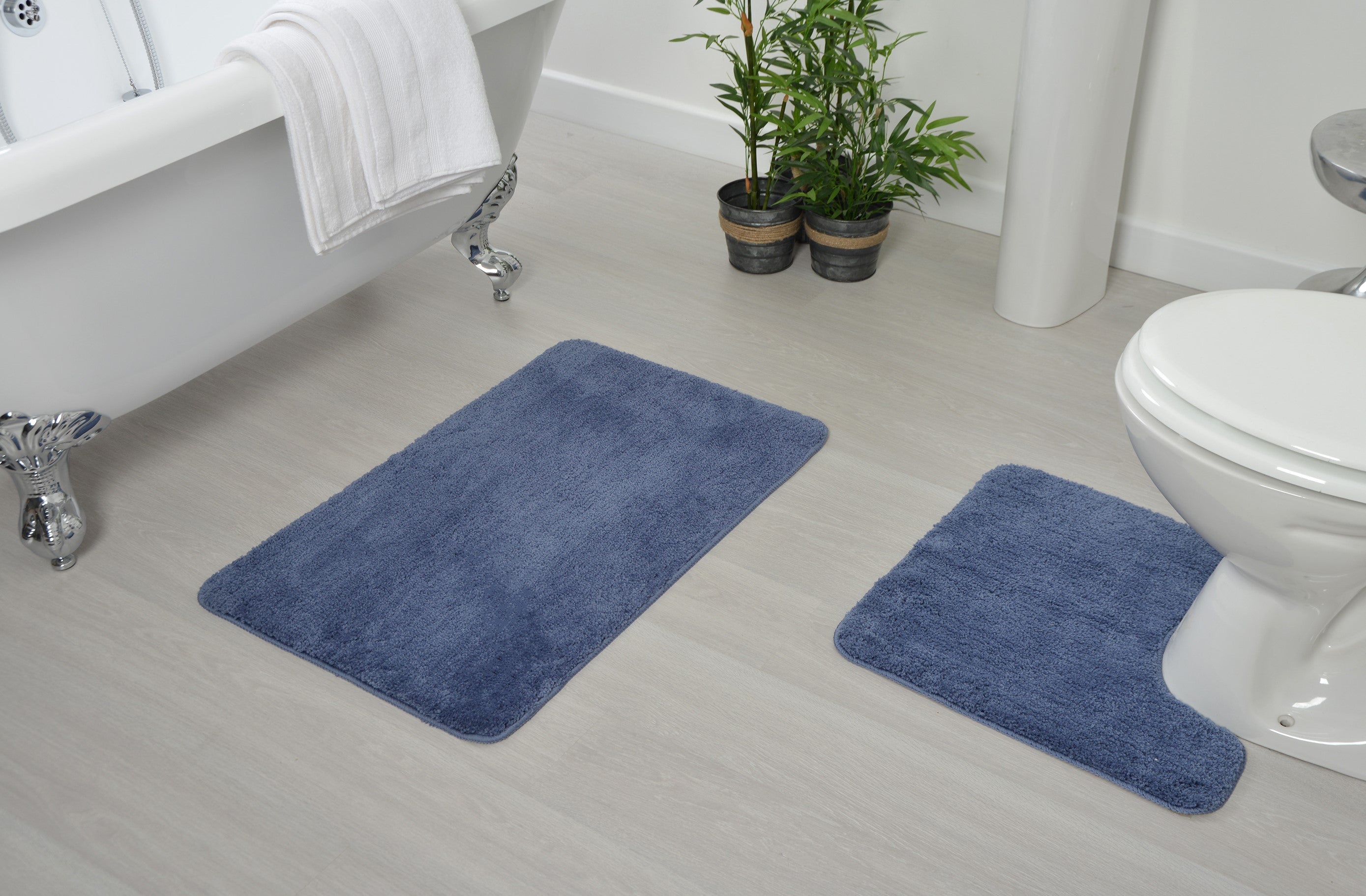 easy to clean bath mats in light bathroom