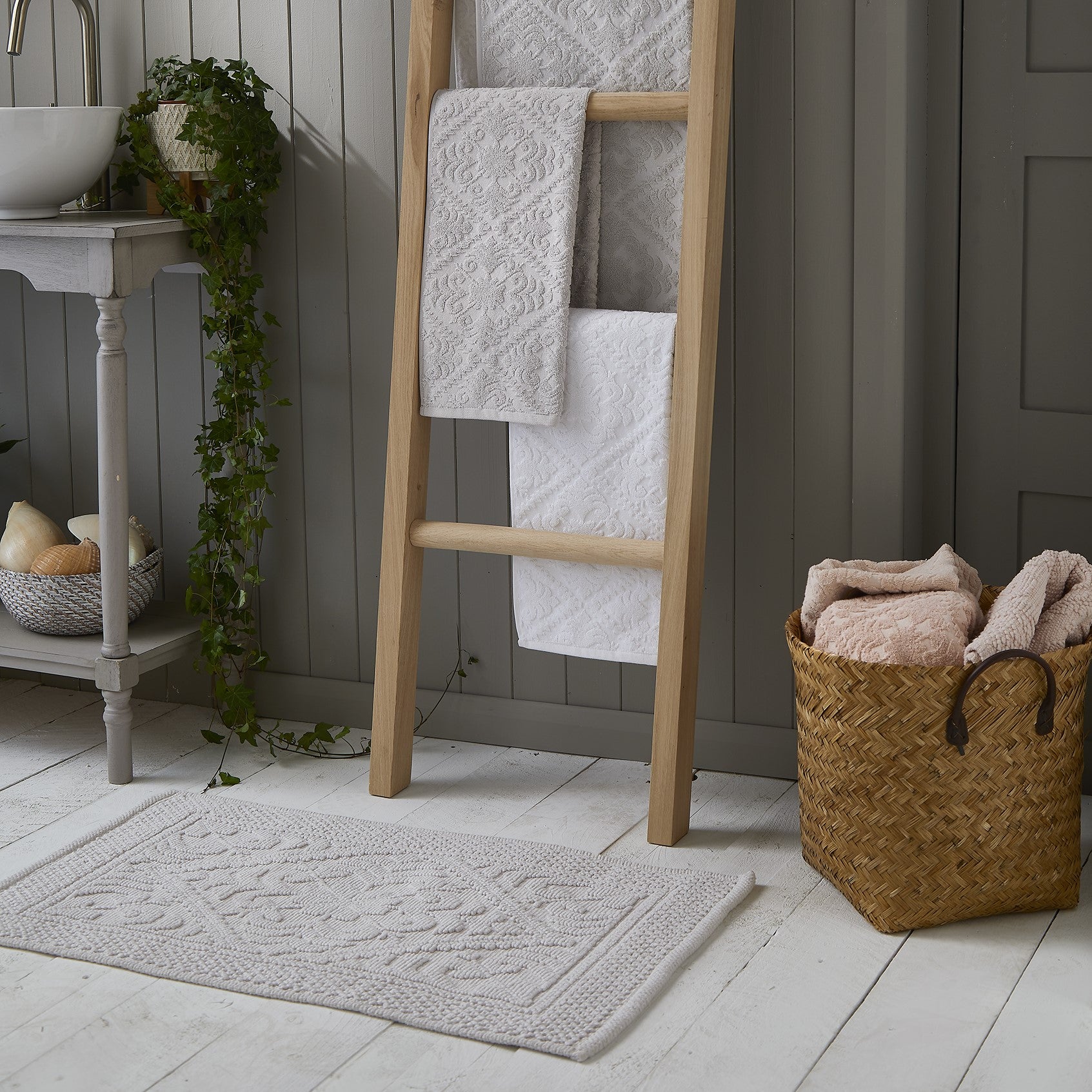 vintage bath mat and towels in matching style