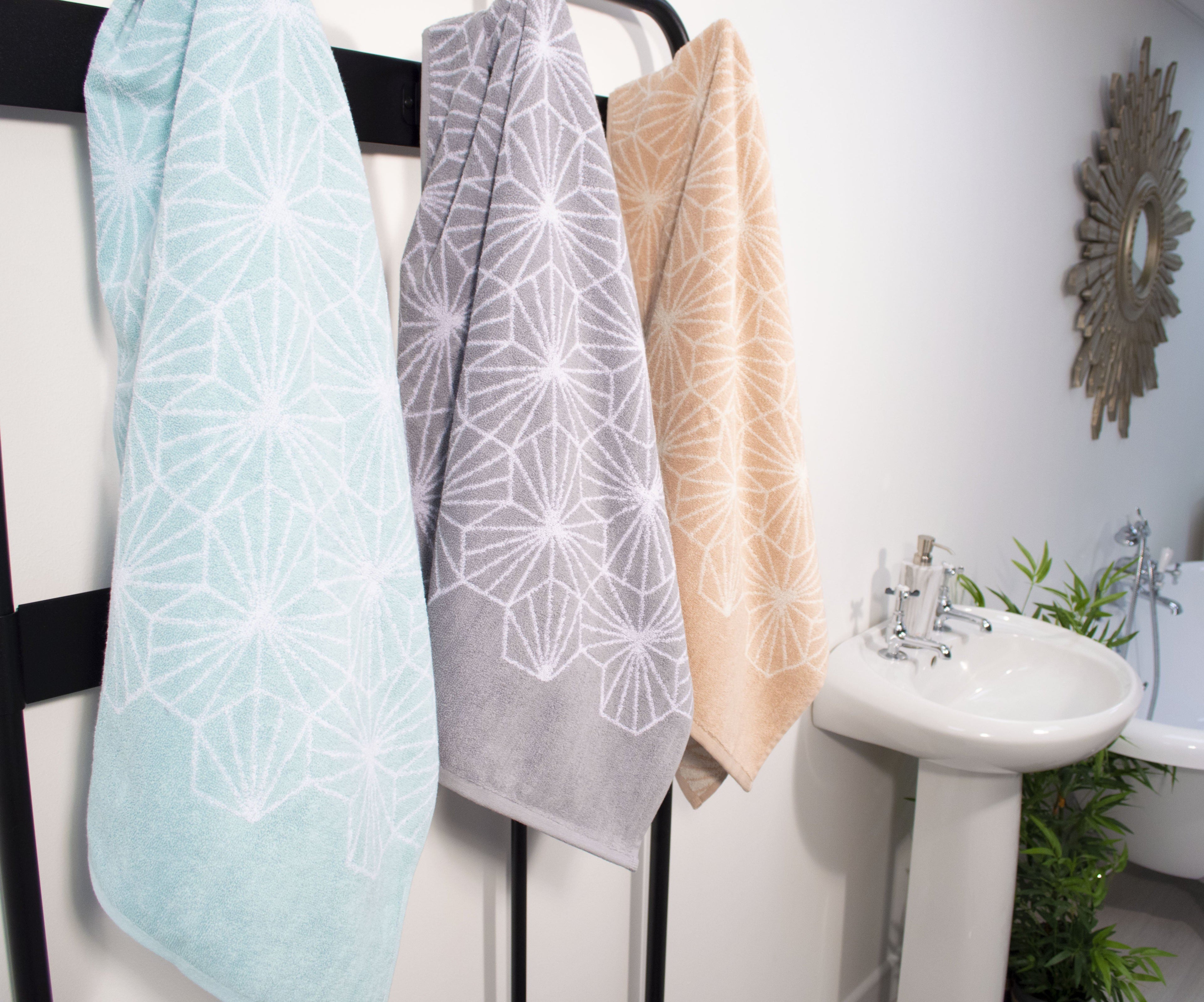 geometric bath mats and hand towels