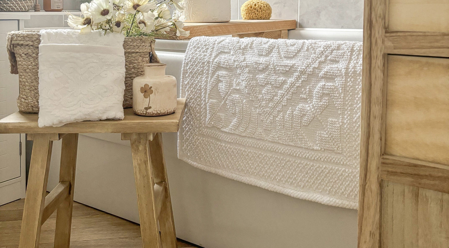 White bath mats. Luxury bathroom mats