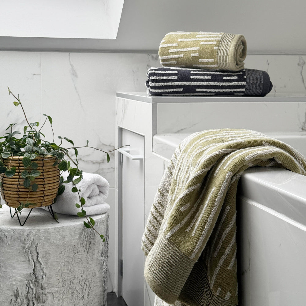 Patterned bath towels in broken stripe design.