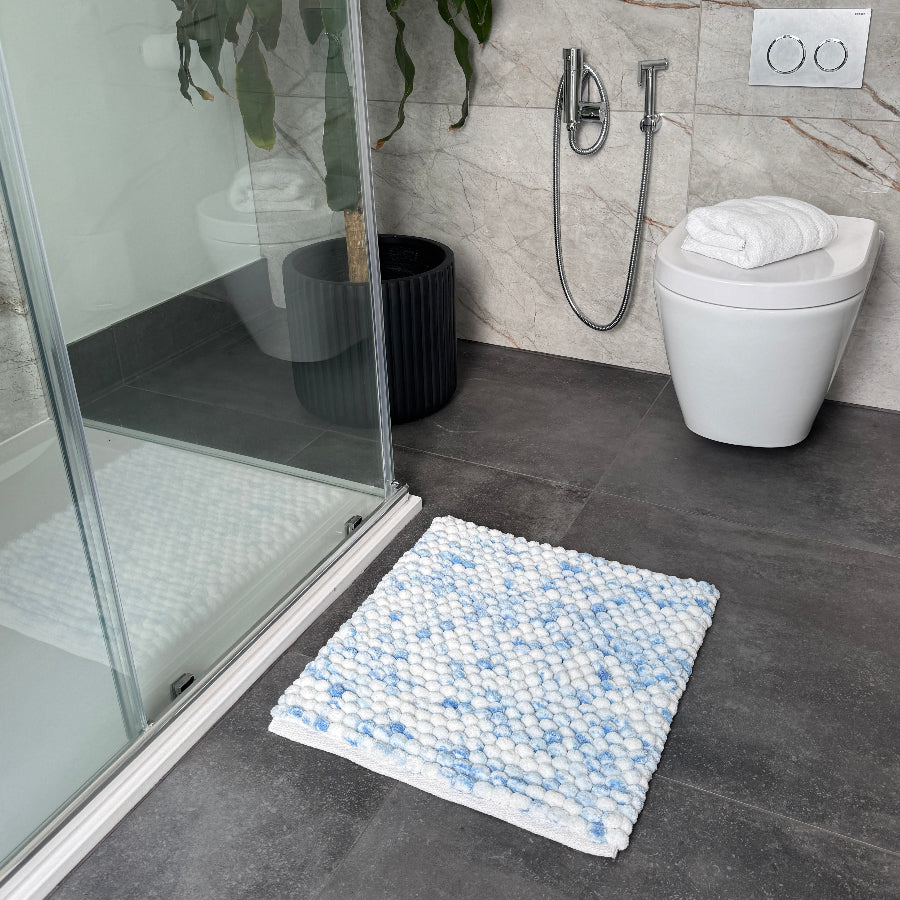 Blue and white shower mat for the bathroom in marble pattern.