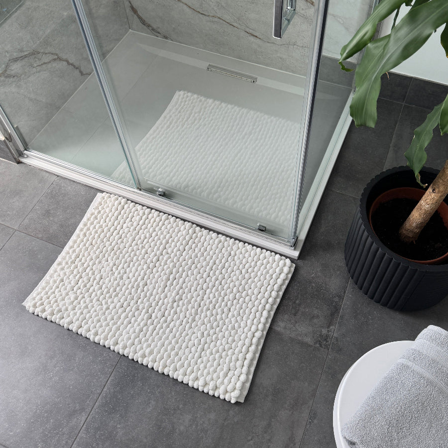 White deep pile bath mat with thick chunky bobbles for a luxuriously soft feel.