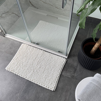 White deep pile bath mat with thick chunky bobbles for a luxuriously soft feel.