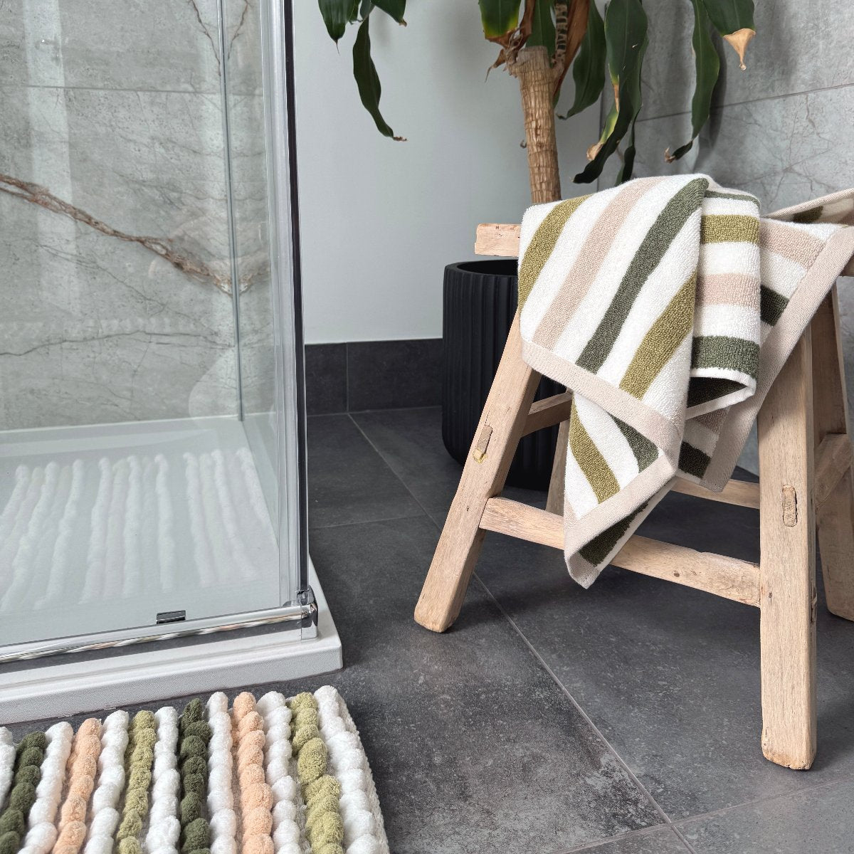 green bathroom decor - matching towels and bath mats.