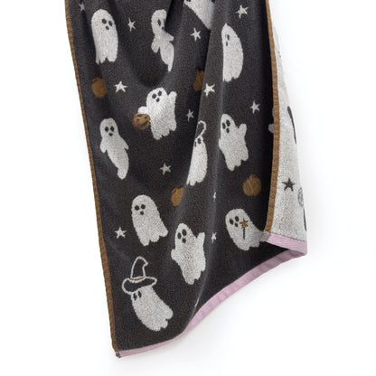 Fun Halloween decor for the bathroom. Cute ghosts and pumpkin towels in grey and white.