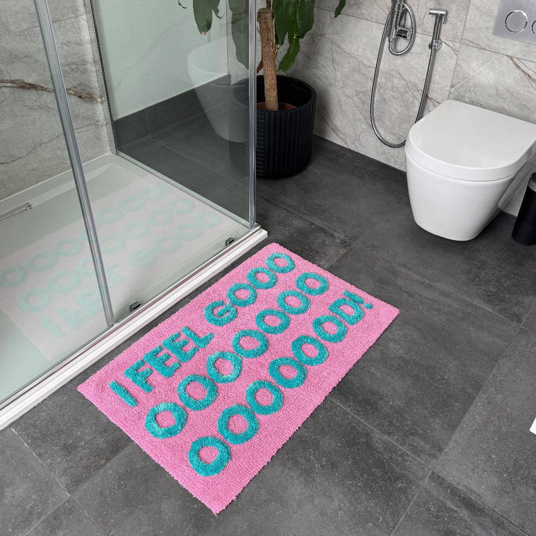 I feel good slogan bath mat in pink and turquoise