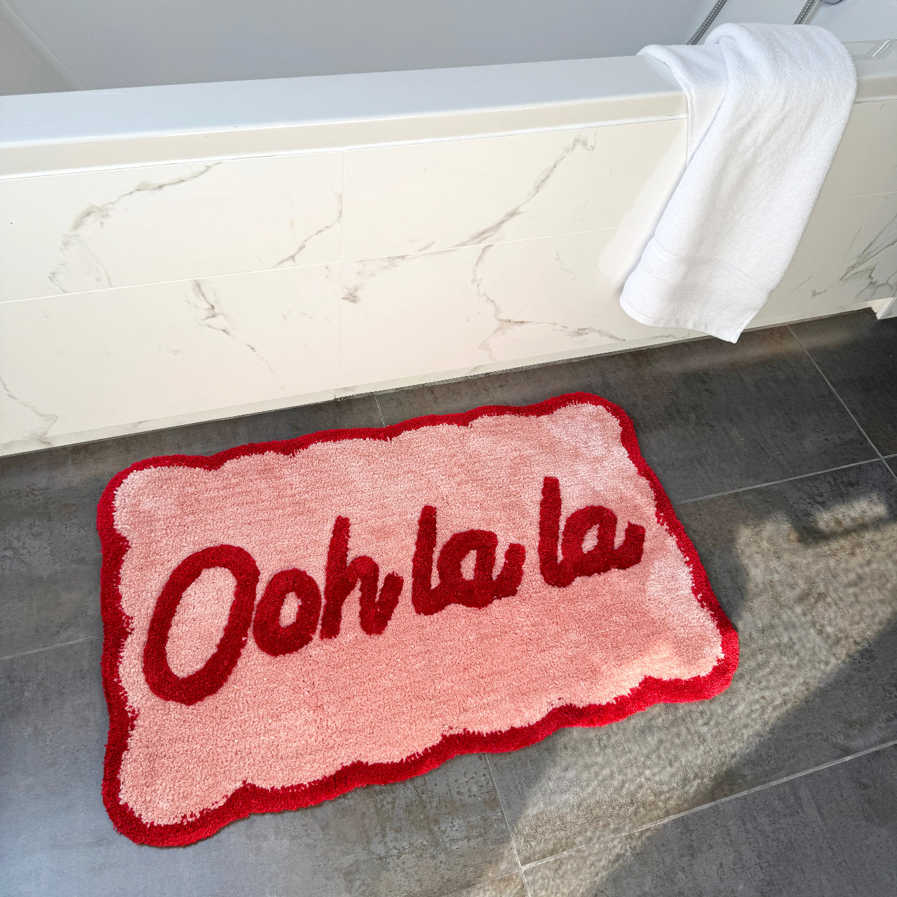 Pink and red summer bath mat, ooh la la fun slogan style.