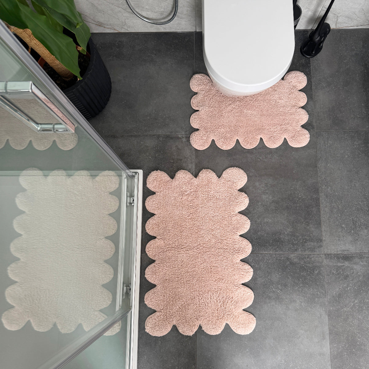 Blush pink two piece scalloped bath mat set made from 100% cotton.