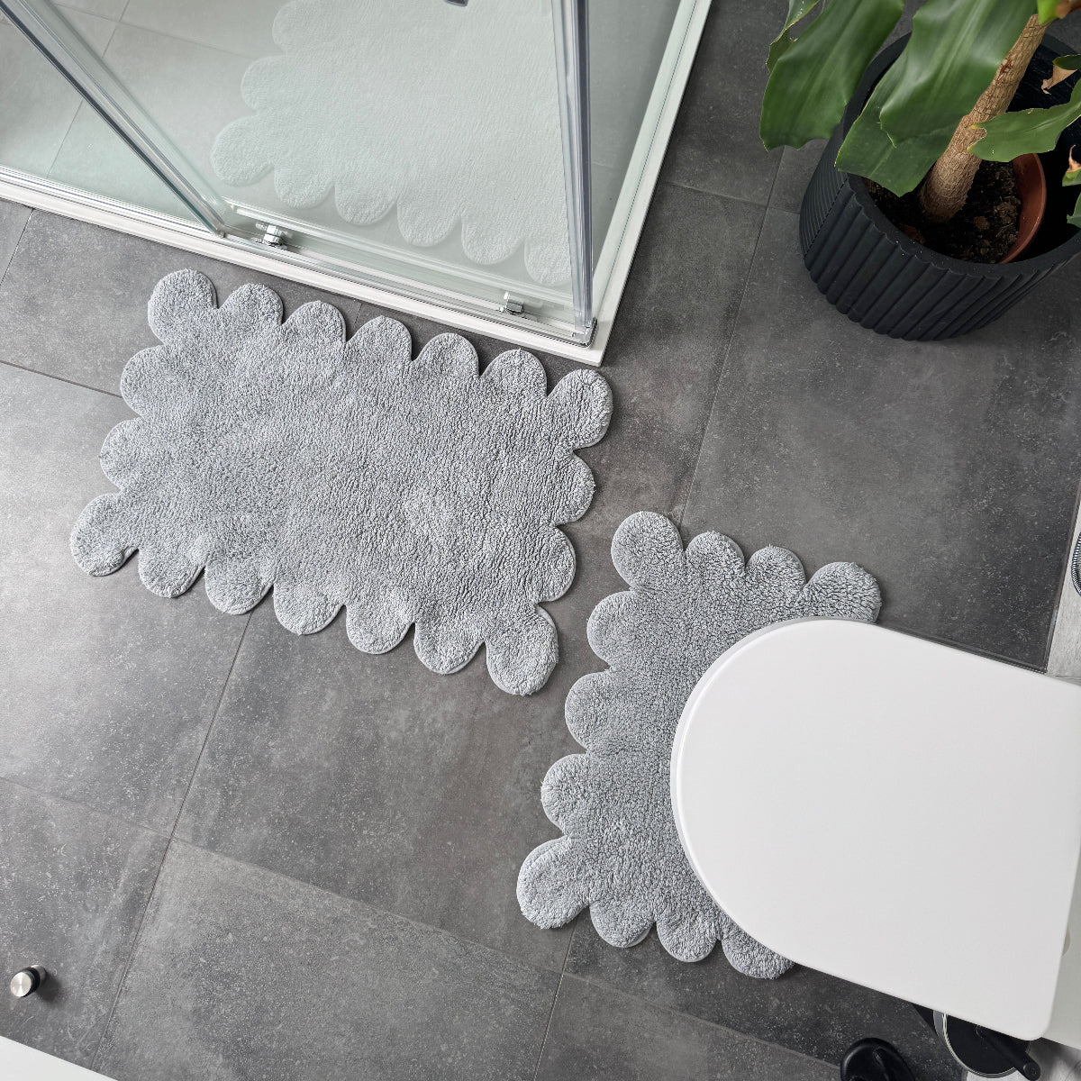 Grey 2pc scalloped edge bath mat set.