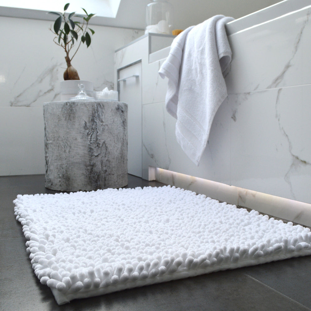 Chunky bobble bath mat, white.