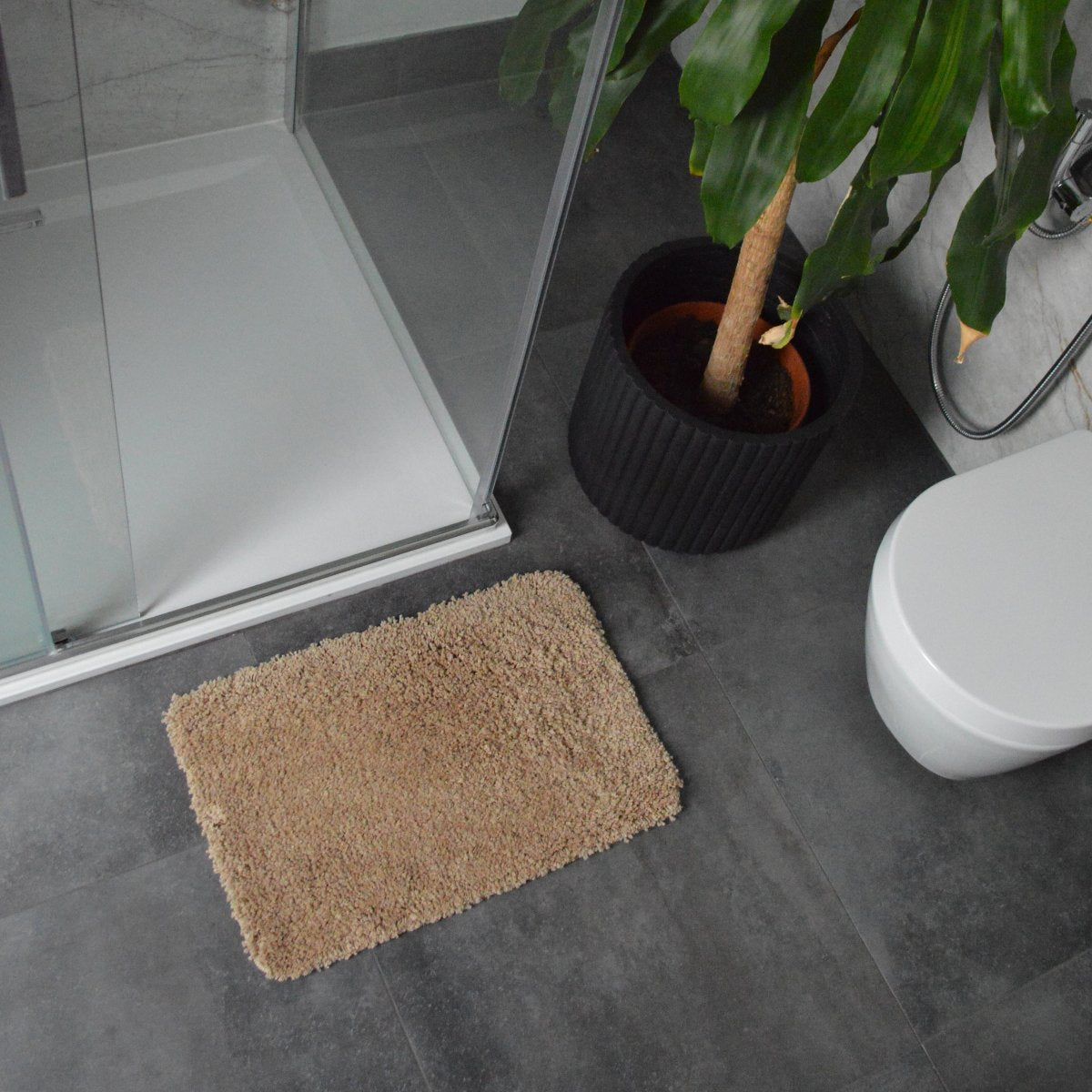 beige shaggy shower mat