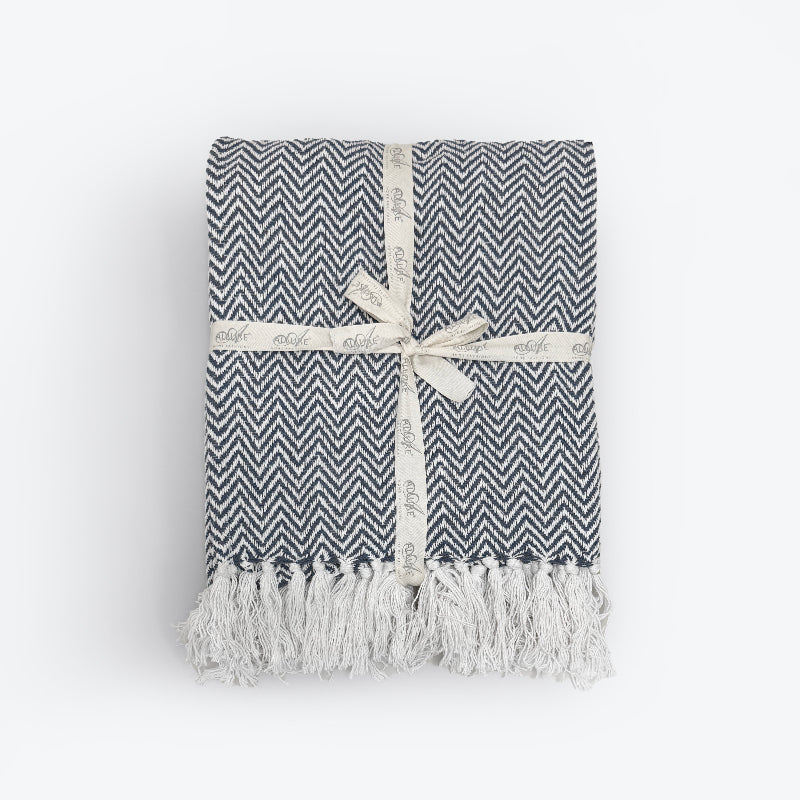 Charcoal grey patterned throw in chevron design. Cosy blanket for all year.
