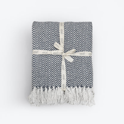 Charcoal grey patterned throw in chevron design. Cosy blanket for all year.