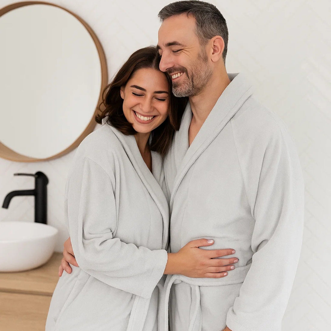 Grey dressing gown in a unisex fit. The perfect bath robe for every day use.