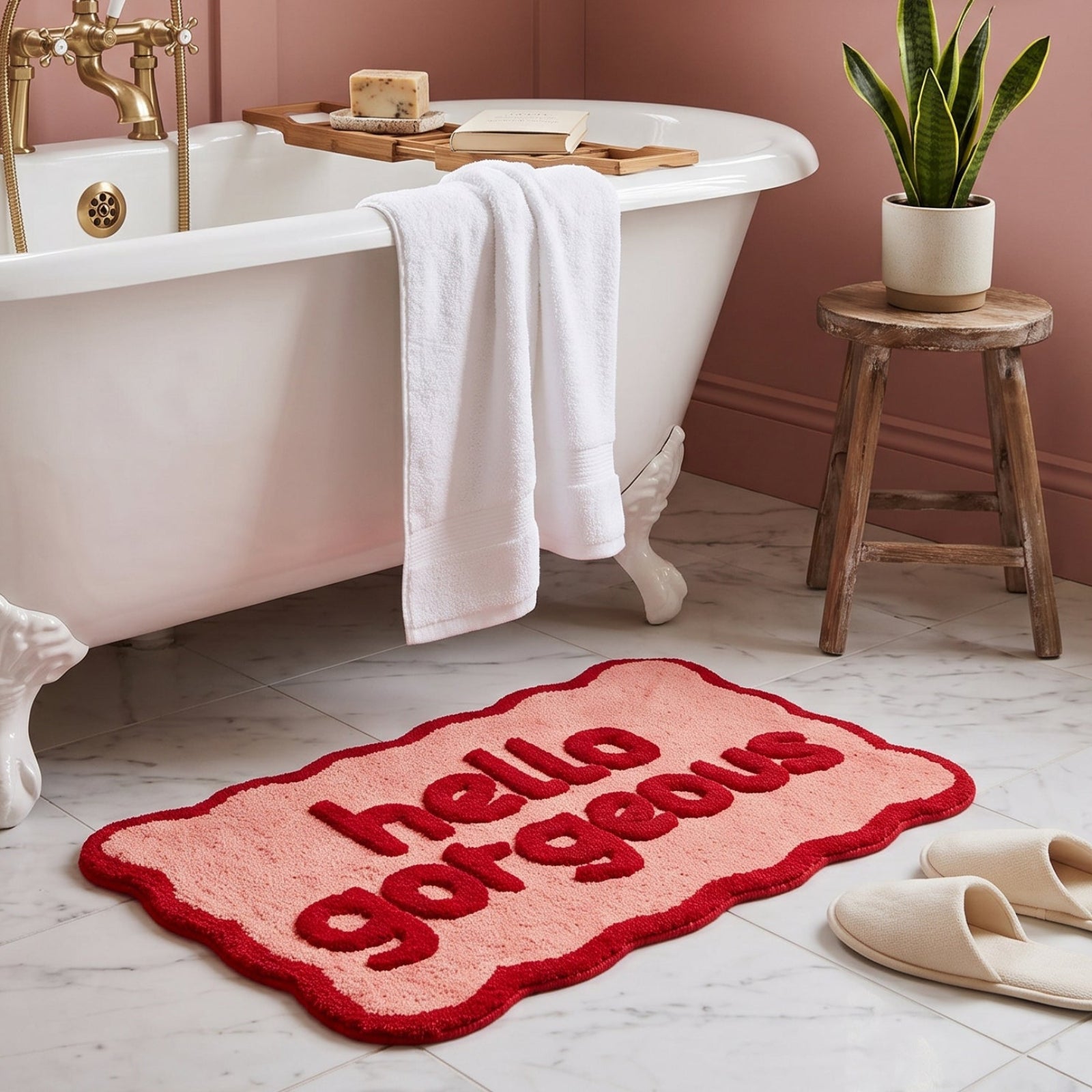 Red and pink hello gorgeous slogan bath mat with fun scalloped edges.