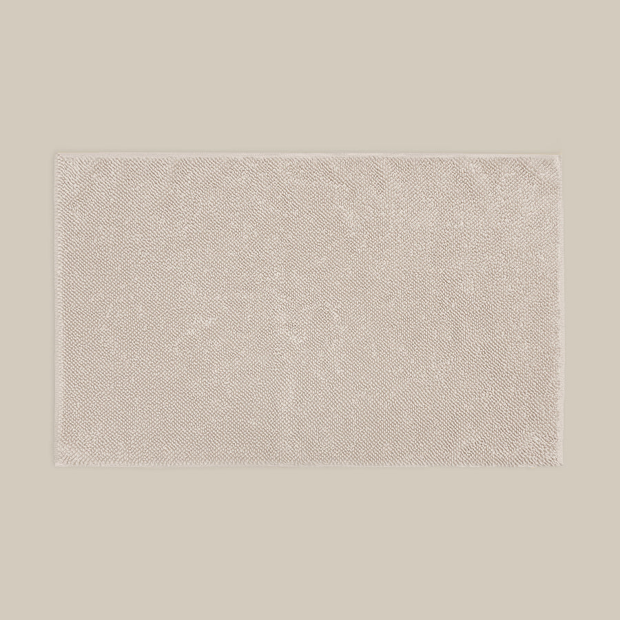 Light grey bath mat made from organic cotton. Soft and sustainable bathroom accessories.
