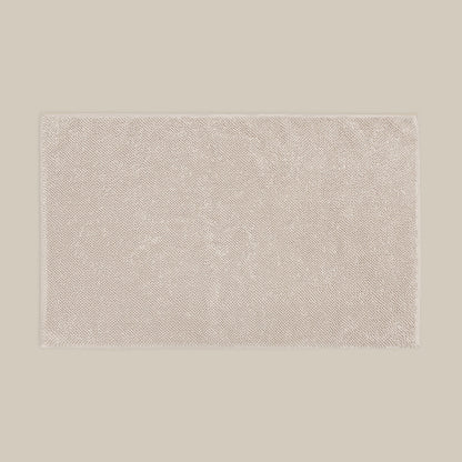Light grey bath mat made from organic cotton. Soft and sustainable bathroom accessories.