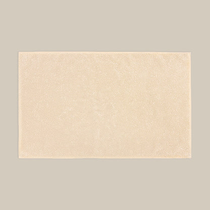 Neutral beige bath mat made from organic cotton. Soft and sustainable bathroom accessories.