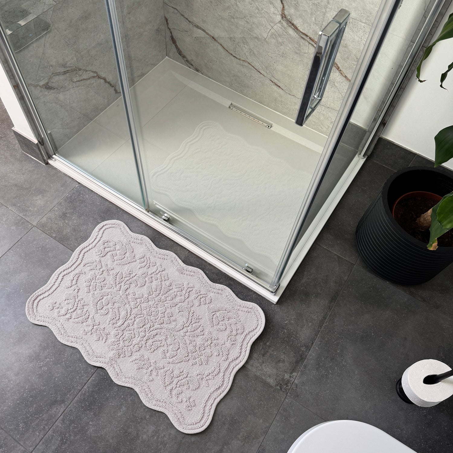 Gracie Jacquard Scalloped Bath Mat