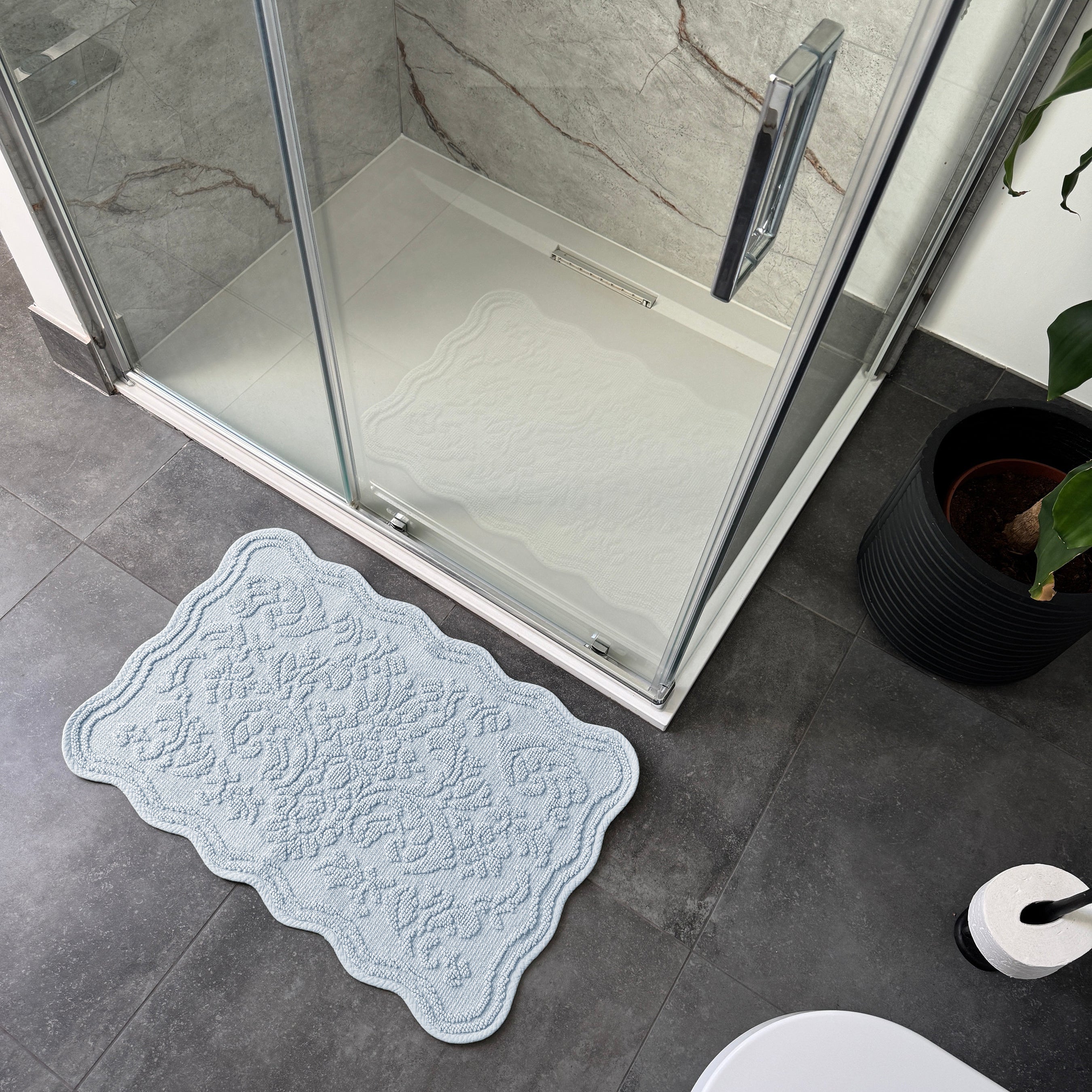 Gracie Jacquard Scalloped Bath Mat