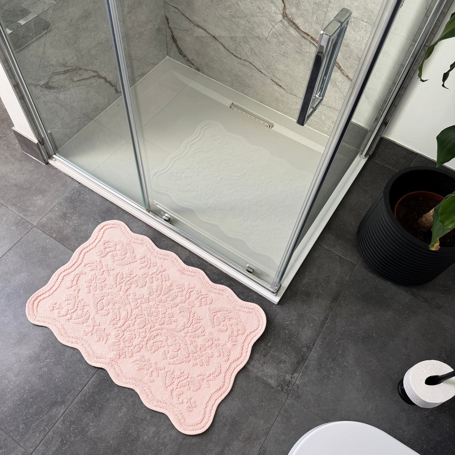 Gracie Jacquard Scalloped Bath Mat