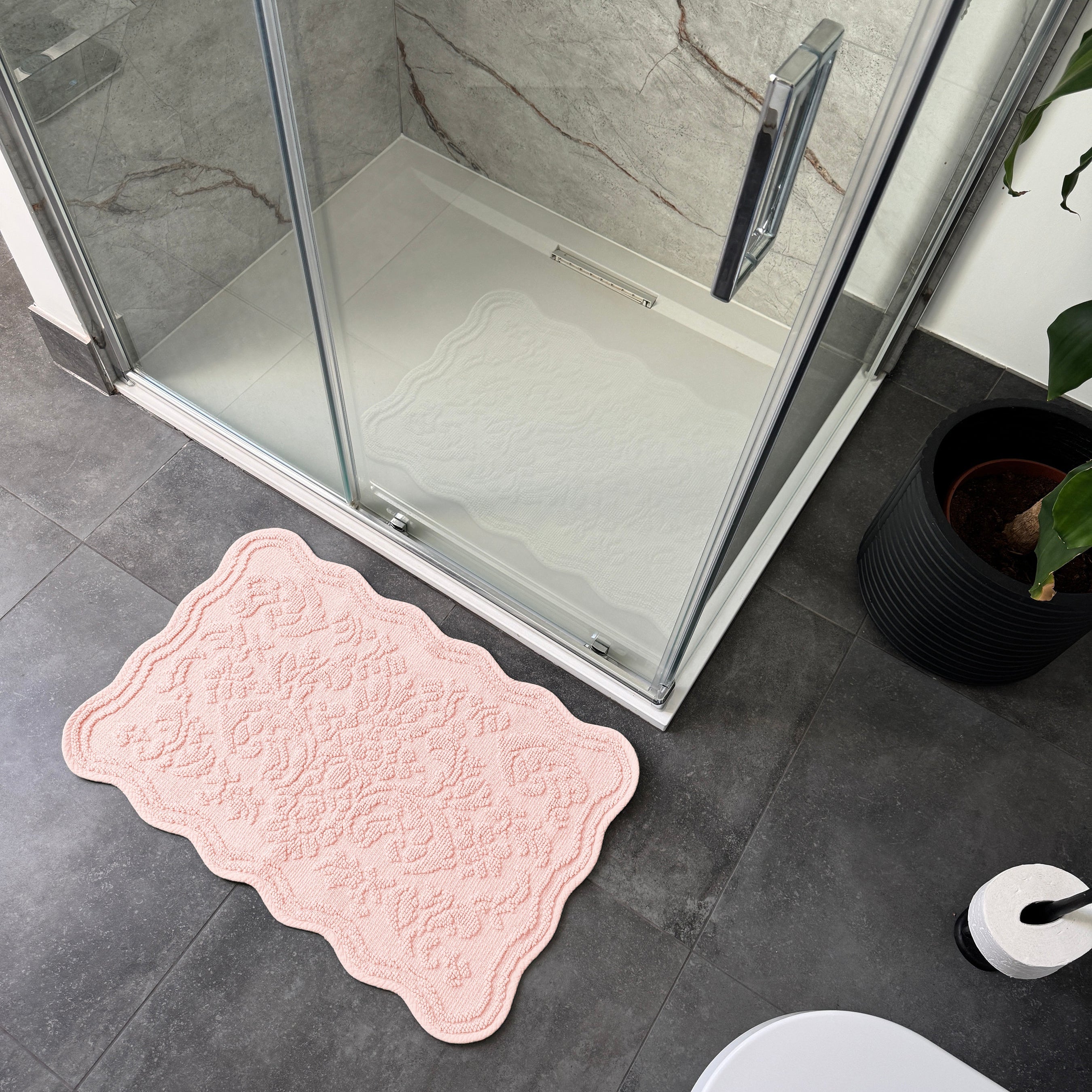 Gracie Jacquard Scalloped Bath Mat