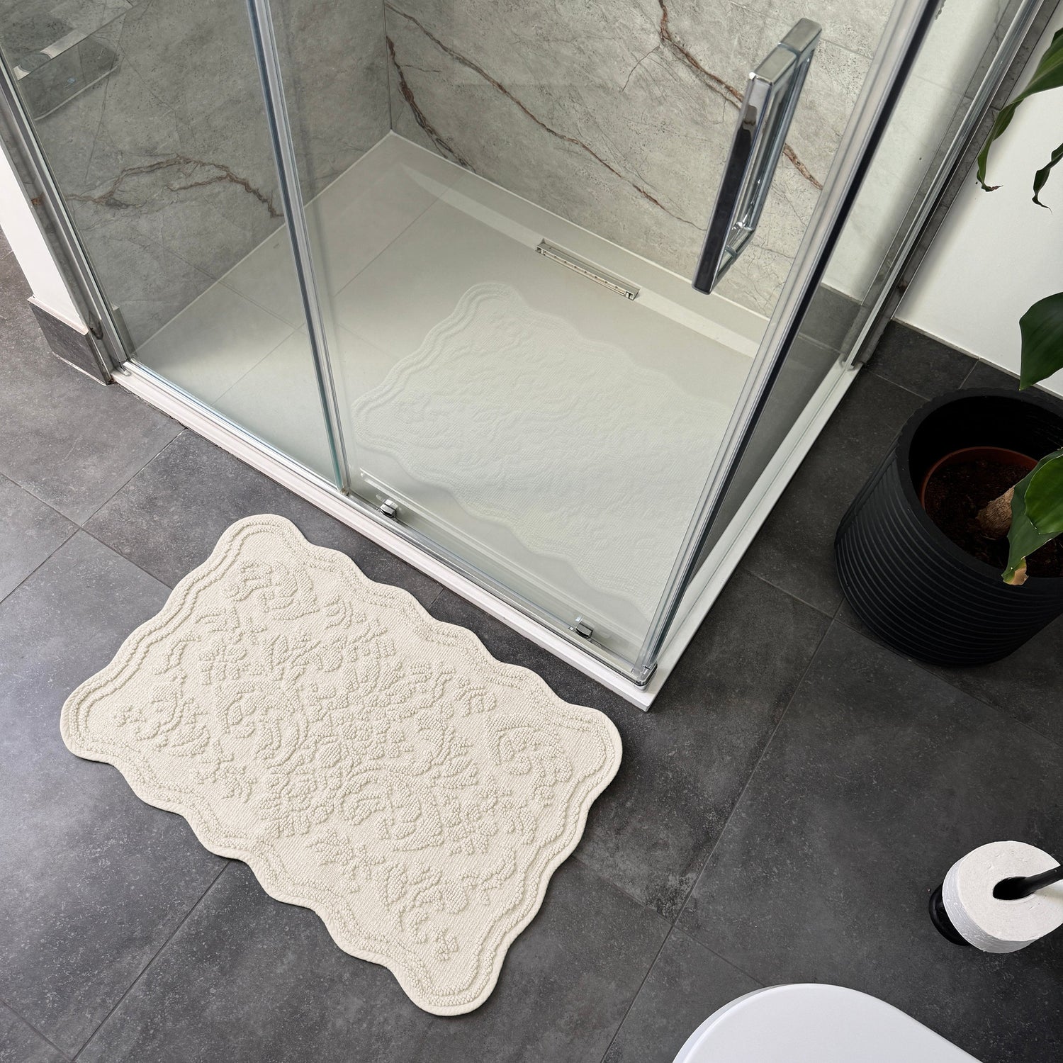 Gracie Jacquard Scalloped Bath Mat
