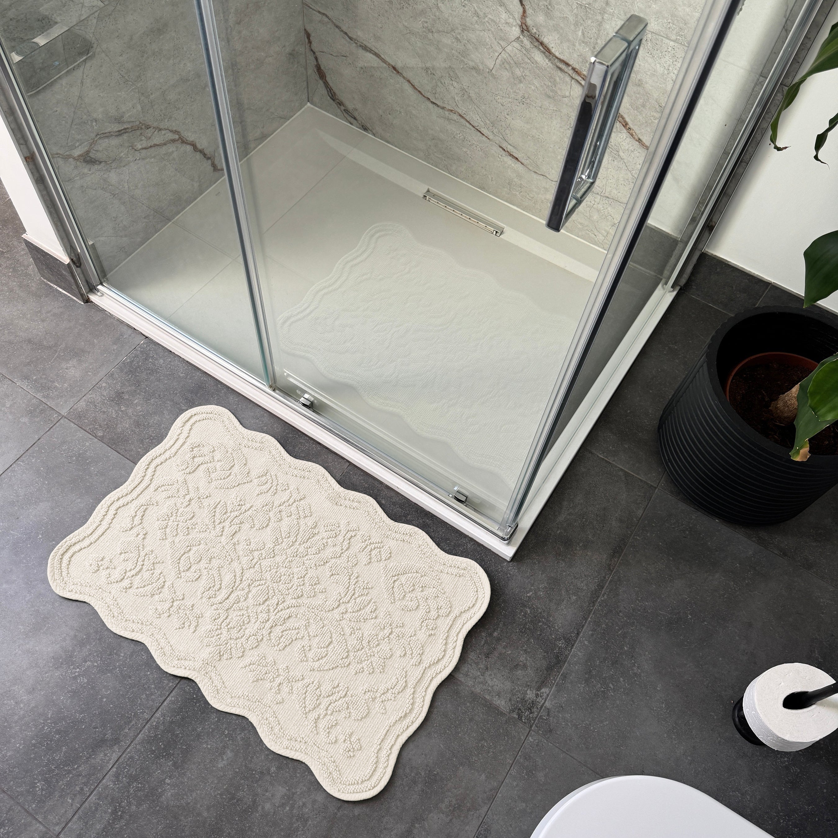 Gracie Jacquard Scalloped Bath Mat