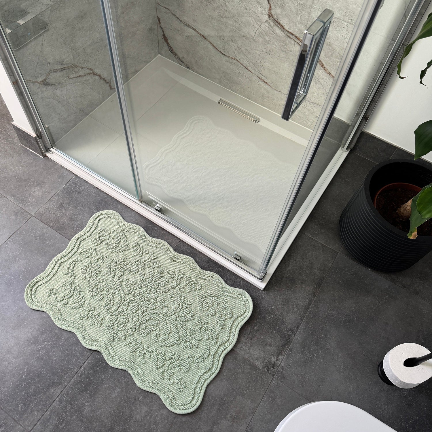 Gracie Jacquard Scalloped Bath Mat