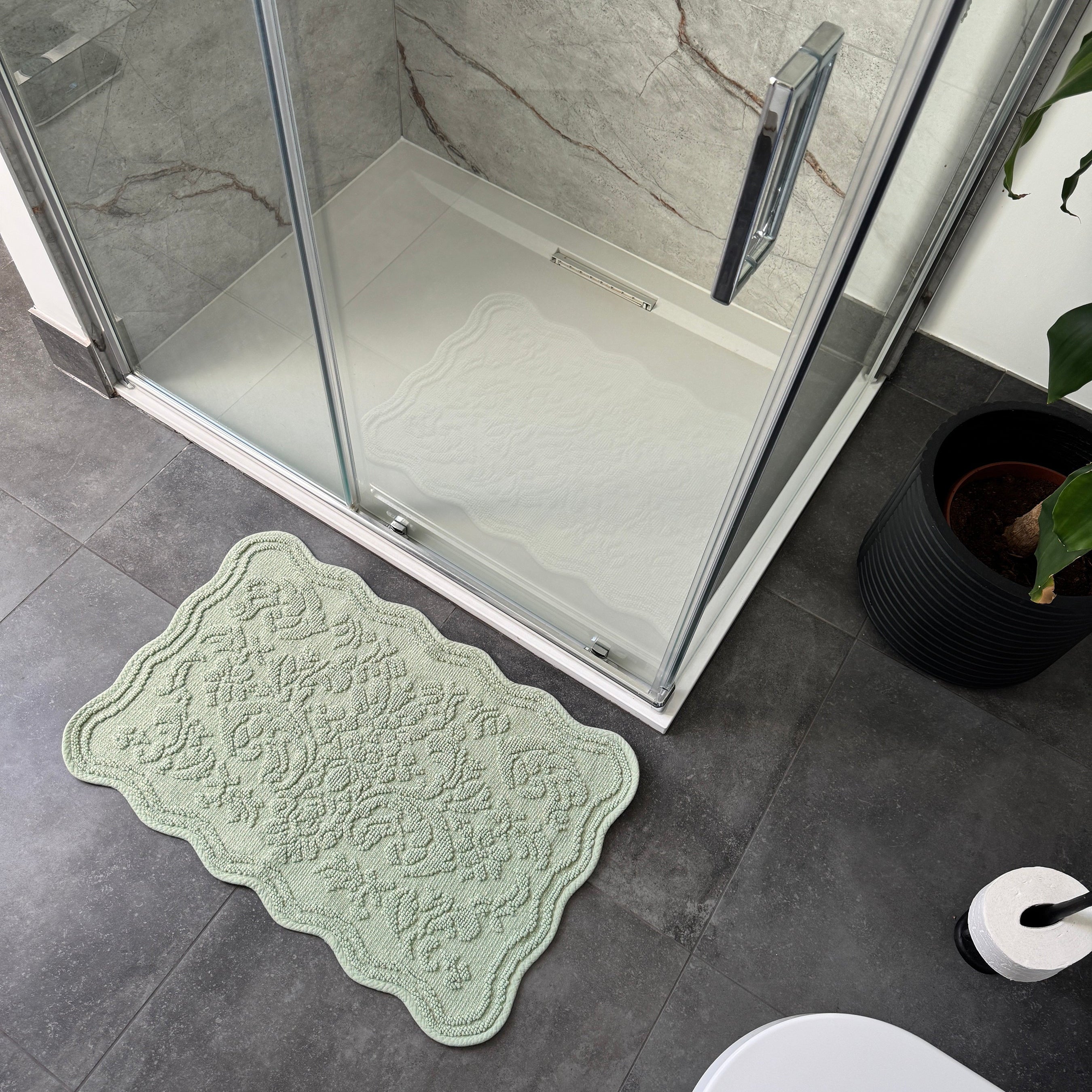 Gracie Jacquard Scalloped Bath Mat