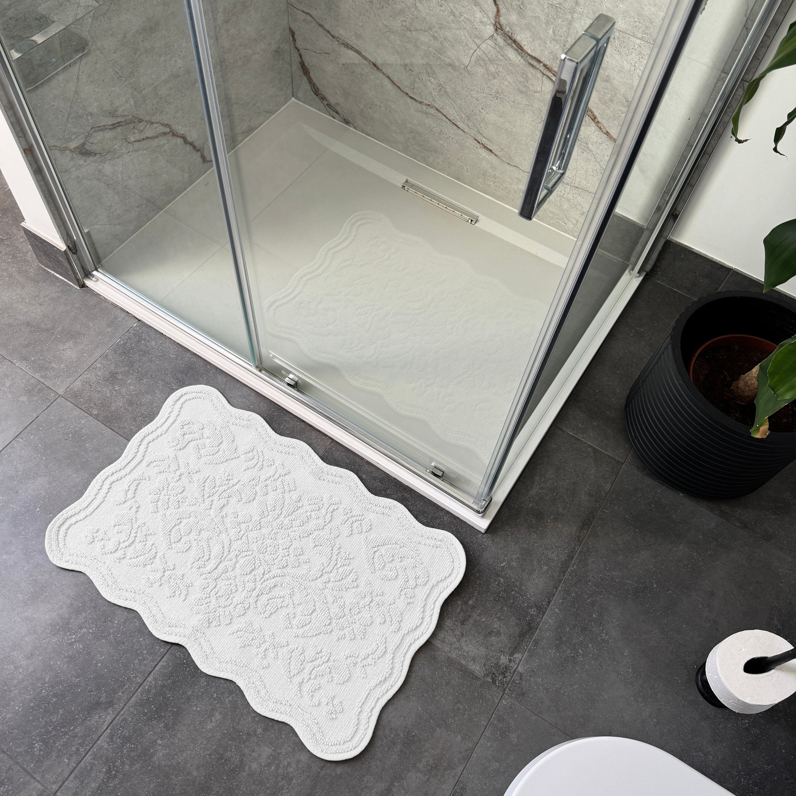 Gracie Jacquard Scalloped Bath Mat