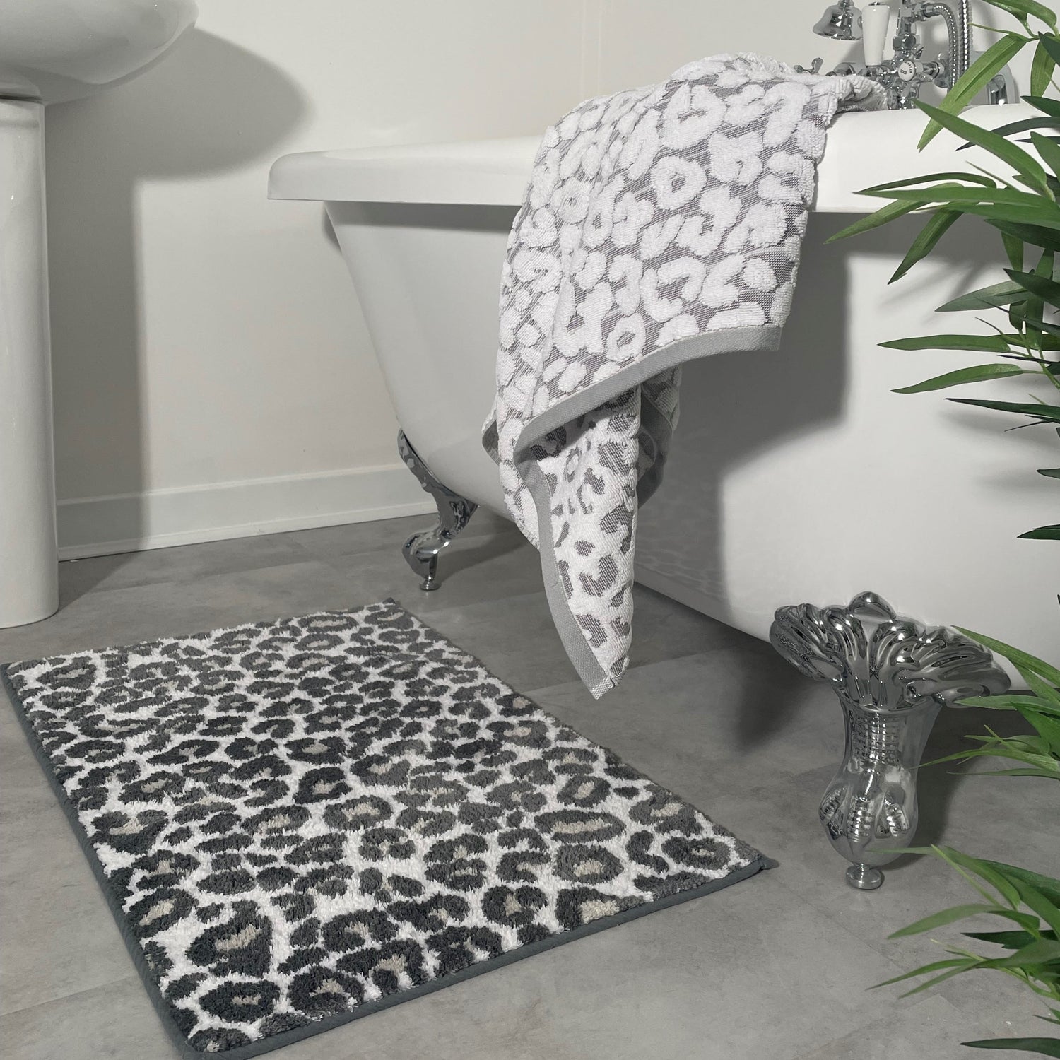 Monochrome leopard print bathroom towels and mat